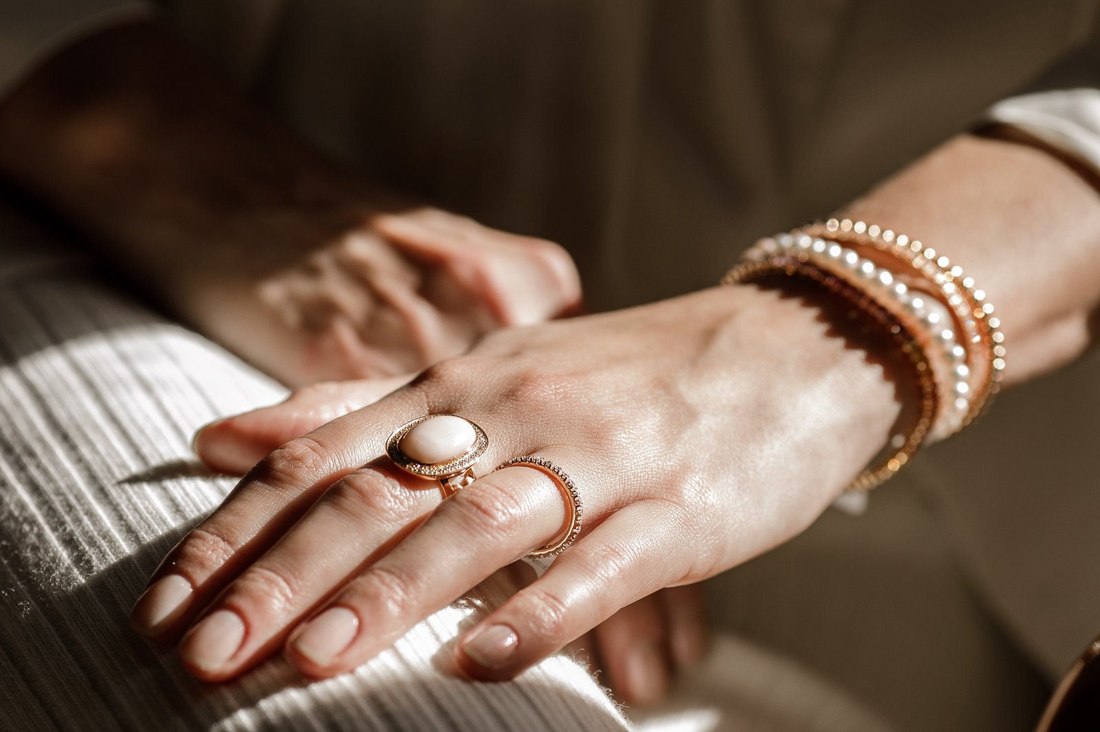 Close,Up,Picture,Of,Womans,Hand,With,Gold,Jewelry.